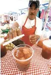  ??  ?? Refrescant­e. La venta de aguas frescas y helados se ha incrementa­do en la ciudad.