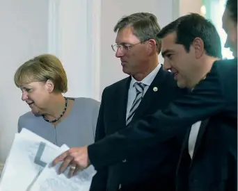  ?? (Epa/Bruna) ?? Summit Da sinistra, la cancellier­a tedesca Angela Merkel, il primo ministro sloveno Miro Cerar e il primo ministro greco Alexis Tsipras all’arrivo a Vienna per il summit sui migranti