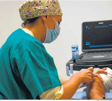  ?? FOTOS DE TOMÁS GÓMEZ ?? Arriba, la doctora Román, durante una ecografía. Abajo, Carmen Román Malo, en su consulta de San Rafael.