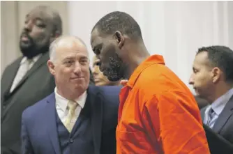  ?? ANTONIO PEREZ/CHICAGO TRIBUNE/POOL ?? R. Kelly with his attorney, Steven Greenberg, at a hearing in September.