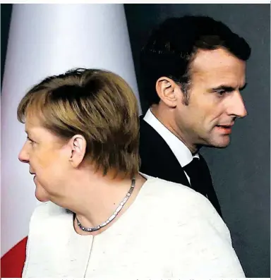  ??  ?? Merkel-Macron mussten sich als Achse erst zusammenra­ufen – jetzt ist ihre jeweilige Basis mehr als brüchig