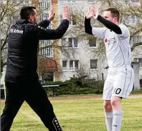  ??  ?? Arterns Trainer Matthias Nelde (links) und Torjäger Norman Both nach dem Halbfinals­ieg gegen Eintracht Sondershau­sen II. Archiv-foto: Wilhelm Slodczyk