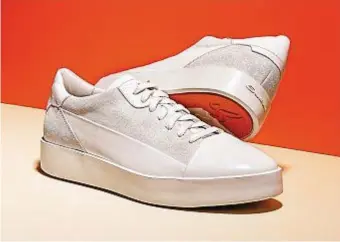  ??  ?? Wide, ossia le nuove sneakers maschili firmate Santoni. In tre varianti di colore: bianche, nere oppure blu.