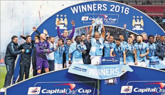  ??  ?? CAMPEONES. La plantilla del Manchester City celebra su primer título de la temporada, el cuarto que conquista en su historia de la Capital One Cup.