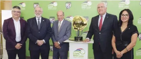  ??  ?? El presidente de Lidom, Vitelio Mejía junto a ejecutivos del BHD León durante el acto en que fue entregado el trofeo de campeón que será disputado en la serie final que inicia este domingo.