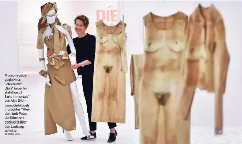  ?? RP-FOTO: MVO ?? Museumspäd­agogin Nina Schulze mit „Gala“in der Installati­on „Il Sarto Immortale“von Alba D’Urbano, die Models in „nackten“Kleidern (mit Fotos der Künstlerin bedruckt) über den Laufsteg schickte.