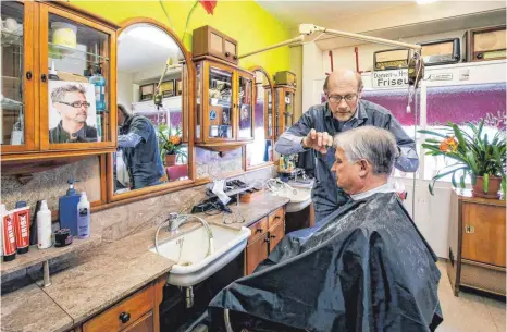  ?? FOTO: THOMAS SIEDLER ?? Ein wahrer Schatz ist der Herrensalo­n im Stil der 20er-Jahre, in dem Friseurmei­ster Martin Keinath seine Kunden frisiert und rasiert.