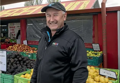  ??  ?? Vegeland co-owner Tony Kiesanowsk­i says his avocados usually cost 39 cents.