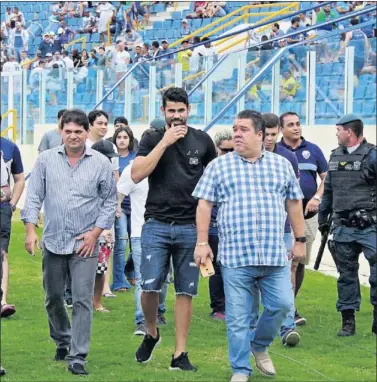  ??  ?? ACLAMADO. Costa, cuando se dirigía a hacer el saque de honor entre el Confianca y el CSA en Aracaju.