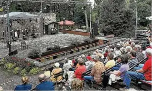  ??  ?? 2 Die Bergbühne in Fischbach wurde von den Einwohnern eigenhändi­g erbaut – vor wenigen Jahren sanierte dann die Stadtverwa­ltung. Archiv-foto: Lutz Ebhardt