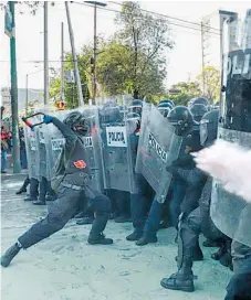  ?? /ALEJANDRO AGUILAR ?? En su intento por pasar hubo quien agredió a policías