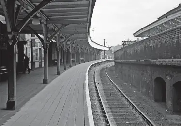  ?? P MOFFAT/COLOUR RAIL. ?? Northbound suburban services from Moorgate left the Widened Lines via Hotel Curve to the steeply graded Platform 16 on the west side of King’s Cross. Hotel Curve closed in 1977, after BR diverted East Coast Main Line trains to Moorgate via the Northern City Line through Drayton Park from 1976.