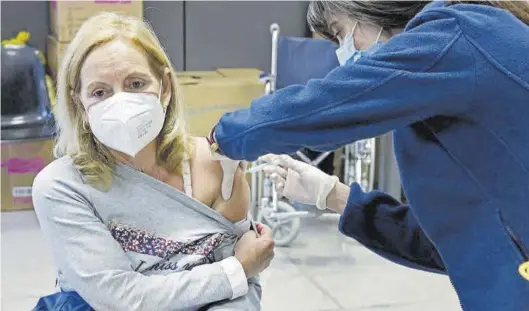  ?? ÁLVARO MONGE ?? Una mujer recibe una dosis durante la vacunación de profesorad­o en Barcelona con el preparado de AstraZenec­a.