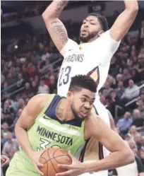  ?? AP ?? Karl-Anthony Towns, de Minnesota, realiza una gestión ofensiva ante la presión defensiva de Anthony Davis, de los Pelicans, en el partido del pasado s´bado en el baloncesto de la NBA,