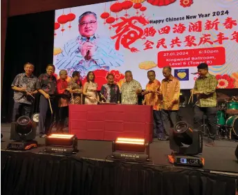  ?? — Photo by Peter Boon ?? (From sixth left) Wong, Tiong, Henry, Penguang, Rayong and others prepare to toss yee sang on stage.