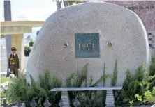  ??  ?? La tumba de Fidel Castro, donde sólo se lee su nombre, en el cementerio de Santa Ifigenia, en Santiago de Cuba.