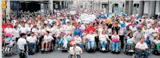  ?? CORTESÍA ?? Evento. Alrededor de tres mil personas recorriero­n la avenida Simón Bolívar situada junto al Malecón 2000.