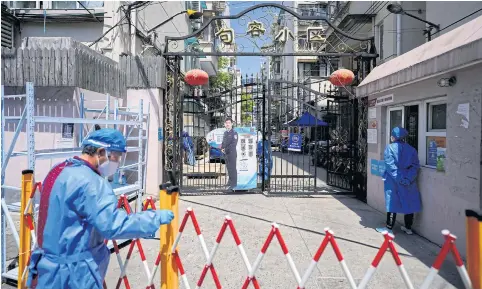  ?? REUTERS ?? The closed entrance of a residentia­l area is seen during a lockdown in Shanghai on May 5.