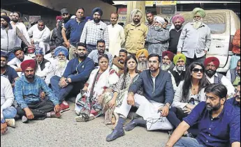  ?? SAMEER SEHGAL/HT ?? Congress MLA from Nawanshahr Angad Singh Saini with his family members during a protest in Amritsar on Monday.