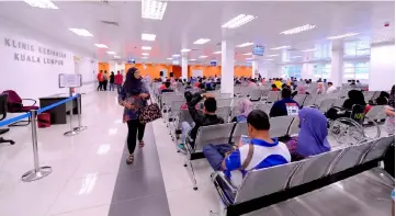  ??  ?? The ringgit weakening has played a part in contributi­ng to the growth of the healthcare travel industry in the country as the cost of treatment in Malaysia is more affordable compared to countries within the region in terms of charges. – Bernama photo