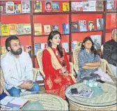  ?? HT PHOTO ?? Mrs India Worldwide-2014’ runner-up Dr Shivangi Maletia with the acid attack survivors at Sheroes Hangout in Agra.