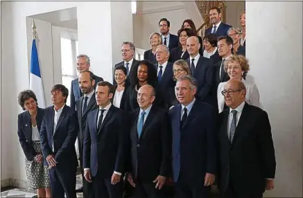  ??  ?? Edouard Philippe et Emmanuel Macron avec les membres du premier gouverneme­nt, le 18 mai.