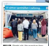  ?? FOTO: MIKAEL ANDERSSON ?? MYLLER. Direkt när Järvavecka­n öppnade på torsdagen fylldes rekryterin­gstälten av intressera­de sökande i jakt på jobb.