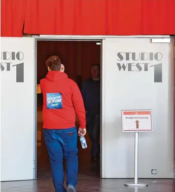  ?? Foto: Kay Nietfeld, dpa ?? SPD Mitglied mit einem Werbeaufkl­eber für das Mitglieder­votum der SPD: Spätestens am Sonntagvor­mittag soll das Ergebnis der Abstimmung der 463000 Mitglieder feststehen.
