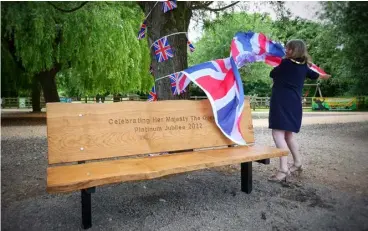  ?? ?? OPEN: In one of her first acts as borough mayor, Cllr Caroline Smith unveils a new Platinum Jubilee bench and walk in Dinton Pastures