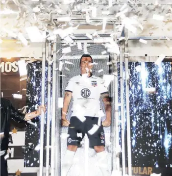  ??  ?? Julio de 2019: Paredes, en la fastuosa presentaci­ón de la camiseta Umbro de Colo Colo.