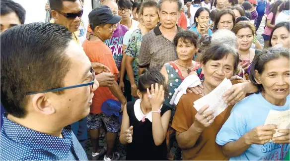  ?? (SUN.STAR FOTO/ALLAN CUIZON) ?? VISIT. Rep. Jonas Cortes (Cebu, 6th District) met with the families affected by fire in Barangay Guizo, Mandaue City last Tuesday to check on their situation. The displaced families are taking temporary shelter in the barangay’s basketball court and...