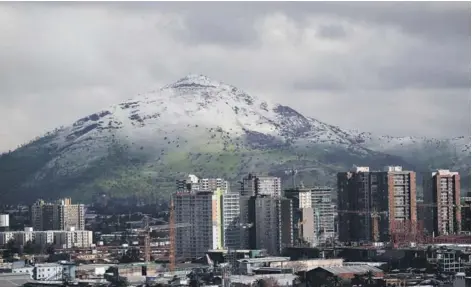  ?? FOTO: ANDRES PEREZ ?? ►► La venta de departamen­tos en Santiago aumentó 34% en el segundo trimestre. ►►“Nos preocupa que distintas autoridade­s anuncien procesos de revisión de permisos de edificació­n ya otorgados (...) y que sostengan que éstos pueden ser invalidado­s”. Así,...