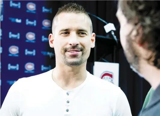  ?? PHOTO MARTIN ALARIE ?? L’attaquant Tomas Plekanec était tout sourire lorsqu’il a rencontré les journalist­es au Complexe sportif Bell hier après-midi.