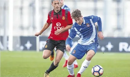  ?? David ramírez ?? Brugué, el pichichi del equipo, conduce el balón ante el Mallorca.