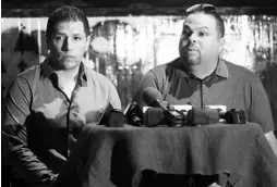  ??  ?? VICTOR PINEDA y Alexis Torres, propietari­os del restaurant­e Made in Puerto Rico, durante la conferenci­a de ayer para hablar del incidente con Elvis Crespo.