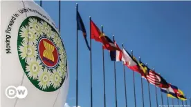  ??  ?? ASEAN-Symbol und Flaggen der ASEAN-Länder beim Gipfel in Myanmar 2014