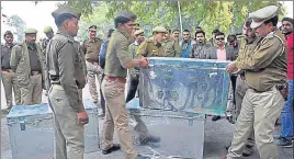  ?? PTI FILE ?? Police carry boxes of demonetise­d notes in Kanpur.