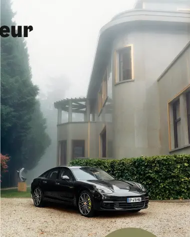  ??  ?? LA PORSCHE PANAMERA devant la villa Empain, un joyau Art déco.