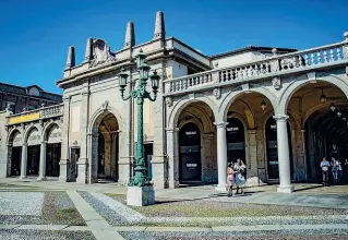  ??  ?? Vista teatro La boutique Tiziana Fausti, sul Sentierone, amplia la balconata che sarà visitabile per 15 giorni