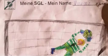  ?? Fotos: sgl ?? Diese Szene hat Torwart Vinzenz Schenk von der F1-Jugend der SG Lutzingen bei der Malaktion seines Vereins festgehalt­en. Ob er bei den Spielen seines Teams auch so durch die Lüfte fliegt?