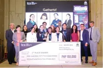 ?? CONTRIBUTE­D PHOTO ?? Ateneo de Manila University’s Gathertz! is the winner of the third edition of Tata Consultanc­y Services TCS Sustainath­on Philippine­s, as members of the team and TCS officers led by country head Shiju Varghese are presented during the announceme­nt of winners.