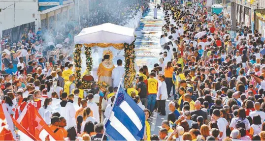  ?? DIVULGAÇÃO/GIRLEY OLIVEIRA-PMSG ARQUIVO PESSOAL ?? O tradiciona­l tapete de sal de Corpus Christi em São Gonçalo alcançou mais de dois quilômetro­s, passando por três bairros: Zé Garoto, Centro e Estrela do Norte