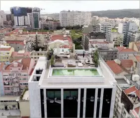  ??  ?? Apartament­o de luxo custou mais de 7,59 milhões de euros, é um duplex sito no 13º, com mais de 327 m2 de área, e incluiu a utilização do terraço com piscina