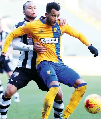  ??  ?? GRAPPLE: Mansfield Town’s Matt Green tries to hold off Notts County’s Curtis Thompson