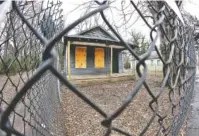  ?? THE ASSOCIATED PRESS ?? The abandoned childhood home of singer Aretha Franklin sits behind a security fence Jan. 16 in Memphis. Recently, the Franklin birthplace and the surroundin­g neighborho­ods have moved to the forefront of a large cleanup effort, as the city refuses to...