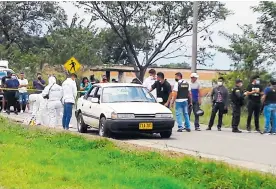  ?? CORTESíA ?? Policías de la Dijín realizan el levantamie­nto del cuerpo de Juliana Giraldo.