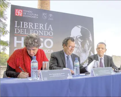  ??  ?? Momento de la firma de colaboraci­ón entre la UAQ y el FCE. Desde la izquierda, Teresa de Jesús García Gasca, rectora electa; Gilberto Herrera Ruiz, rector saliente, y José Carreño Carlón, director del Fondo ■ Foto La Jornada