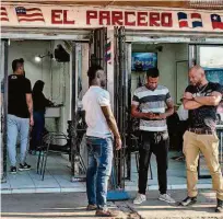 ?? Martin Bernetti - 24.abr.18/afp ?? Haitianos conversam em calçada de Santiago, no Chile, país que endureceu as regras de imigração