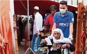  ??  ?? Mohd Helmie ketika berkhidmat dalam misi kemanusiaa­n di Cox’s Bazaar, Bangladesh.