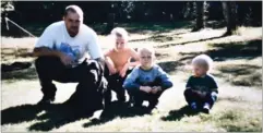  ??  ?? En stolt far med sine tre sønner taget i midten af 90’erne. Fra venstre Jan Nielsen, Patrick, Micki og Kevin.